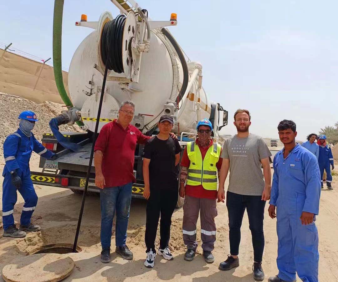 Caminhão-tanque a vácuo ISUZU nos Emirados Árabes Unidos