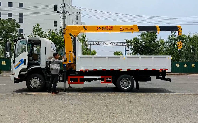 Caminhão ISUZU 700P ELF 190 cv com guindaste telescópico de 3,2 toneladas