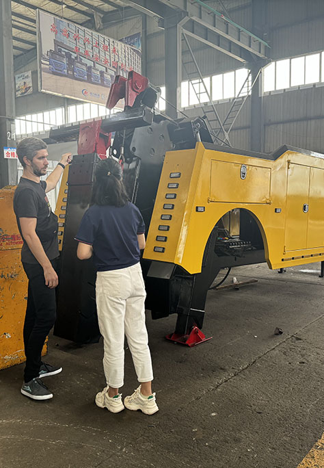 Um caminhão de reboque rotativo ISUZU GIGA chega à Ásia Central