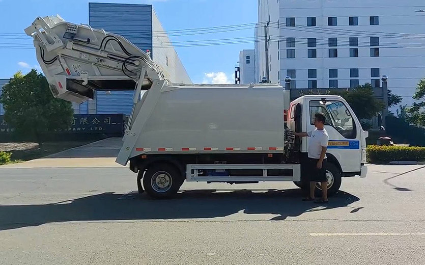 Caminhão compactador de lixo ISUZU ELF 130HP 7CBM com carregador traseiro