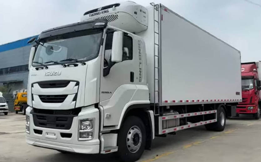 Caminhão refrigerado ISUZU GIGA de 10 toneladas com sistema de refrigeração independente Thermo King instalado.