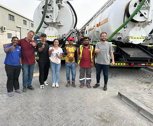 Caminhão-tanque a vácuo ISUZU nos Emirados Árabes Unidos